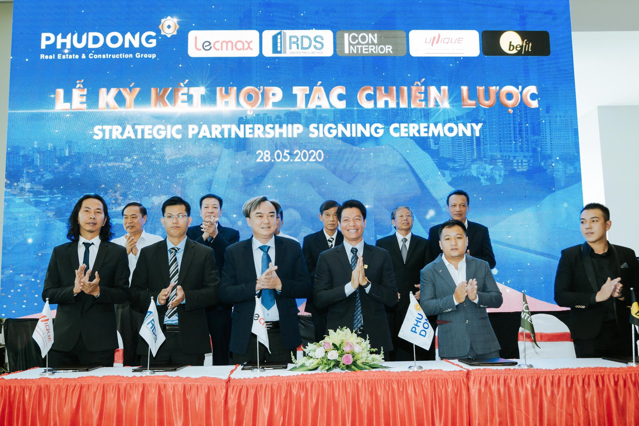  The signing ceremony of strategic cooperation with Phu Dong Group